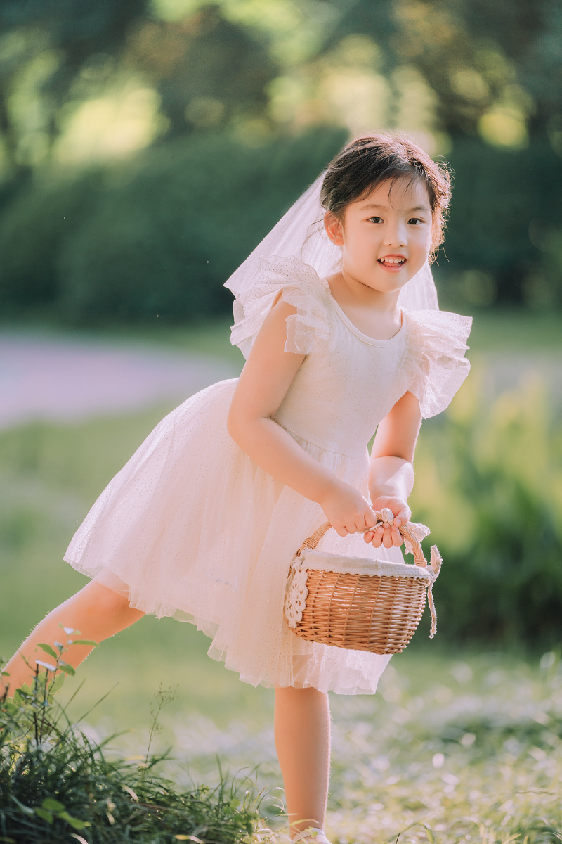 小朋友的婚纱写真甜度满分