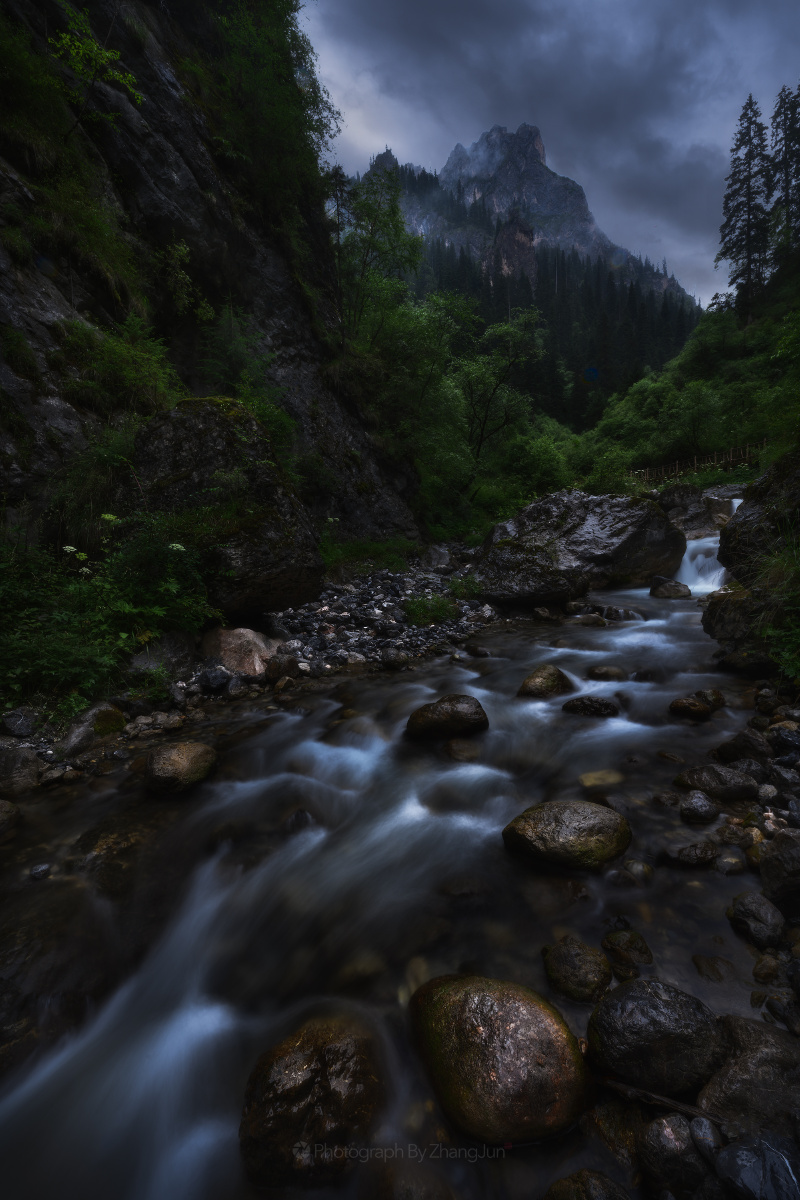 深山老林之中的小溪流