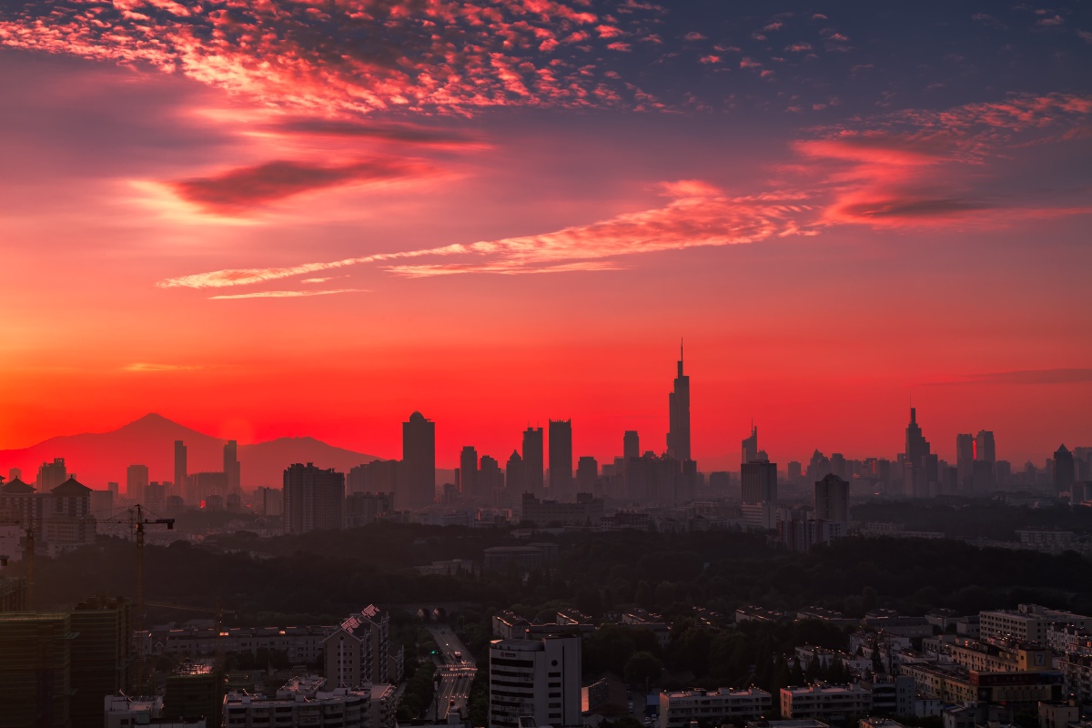 摄于江苏南京,朝霞满天似火,红了整个城市.