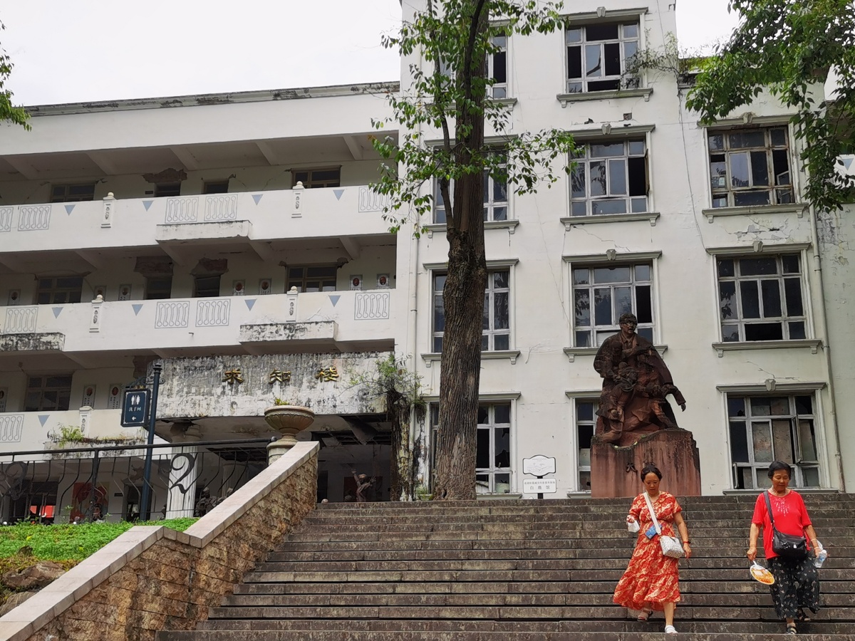 白鹿镇地震遗址最牛教学楼