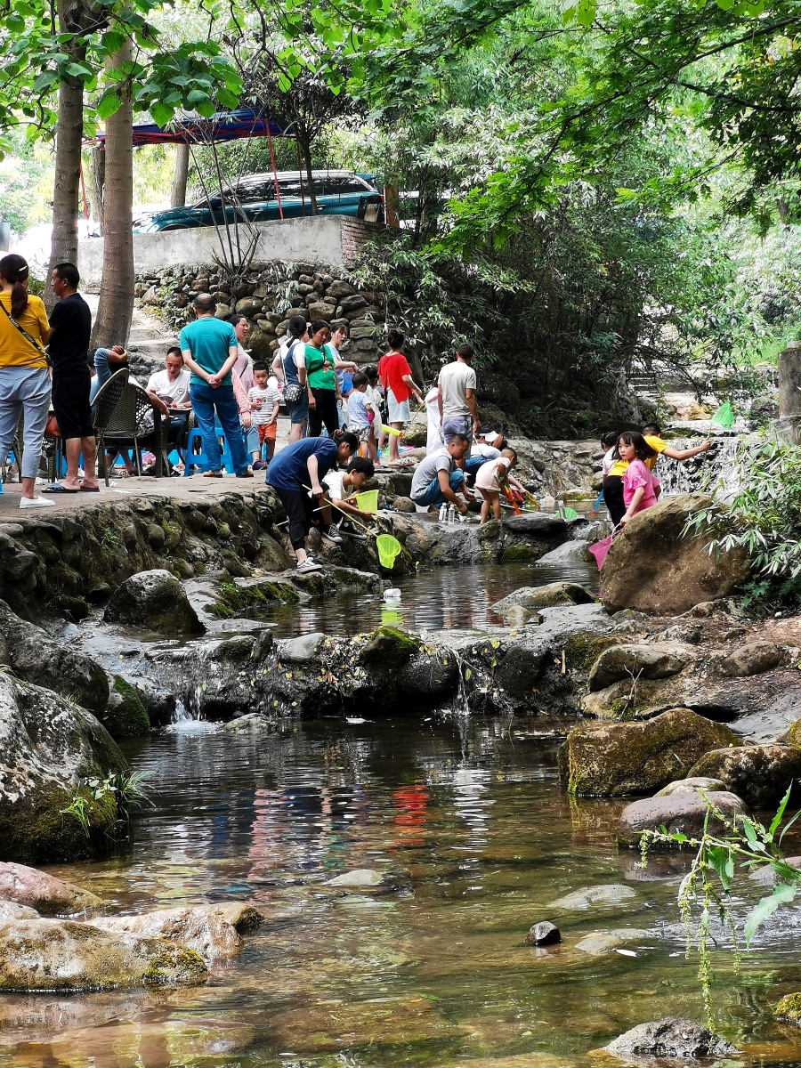 成都彭州葛仙山响水湾玩水的孩子们