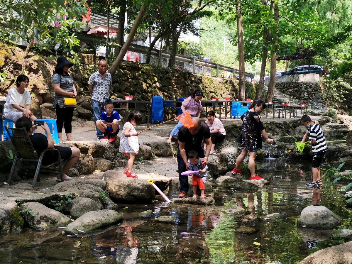 成都彭州葛仙山响水湾玩水的孩子们