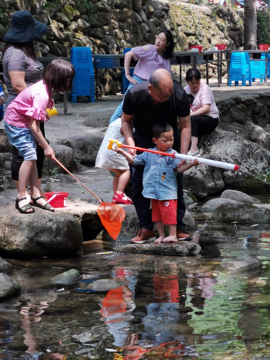 成都彭州葛仙山响水湾玩水的孩子们