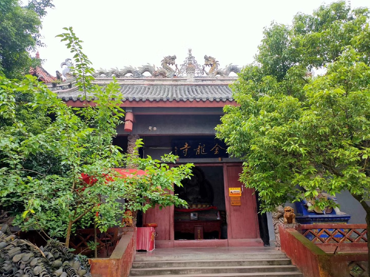 成都市龙泉驿区金龙寺里的年轻香客