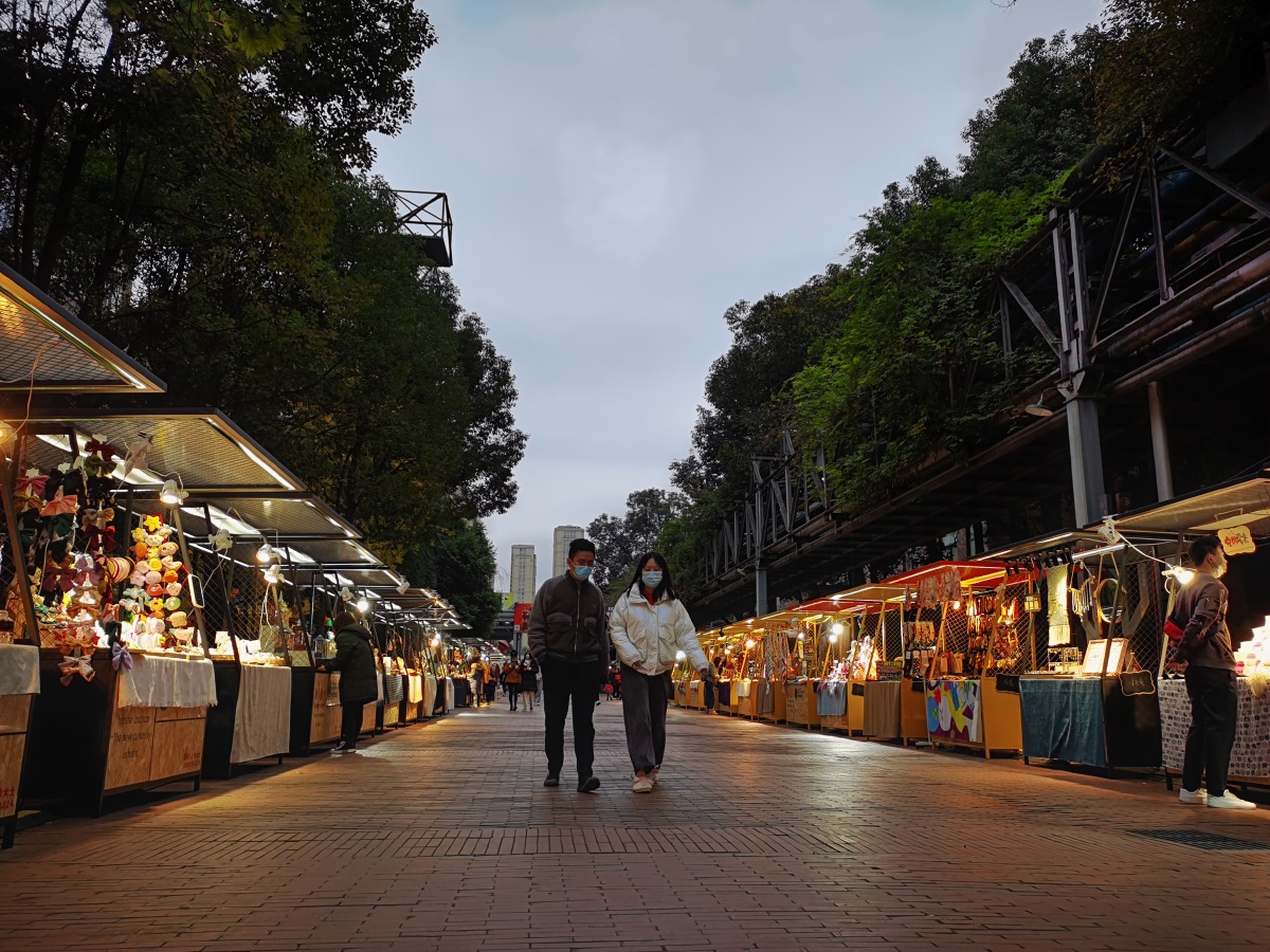 新冠疫情下成都东郊记忆夜市