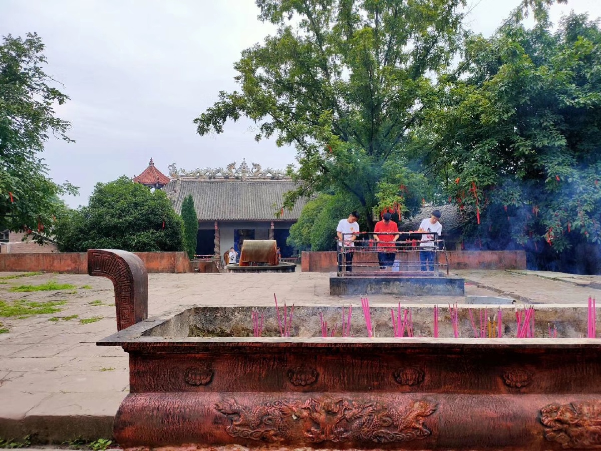 成都市龙泉驿区金龙寺里的年轻香客