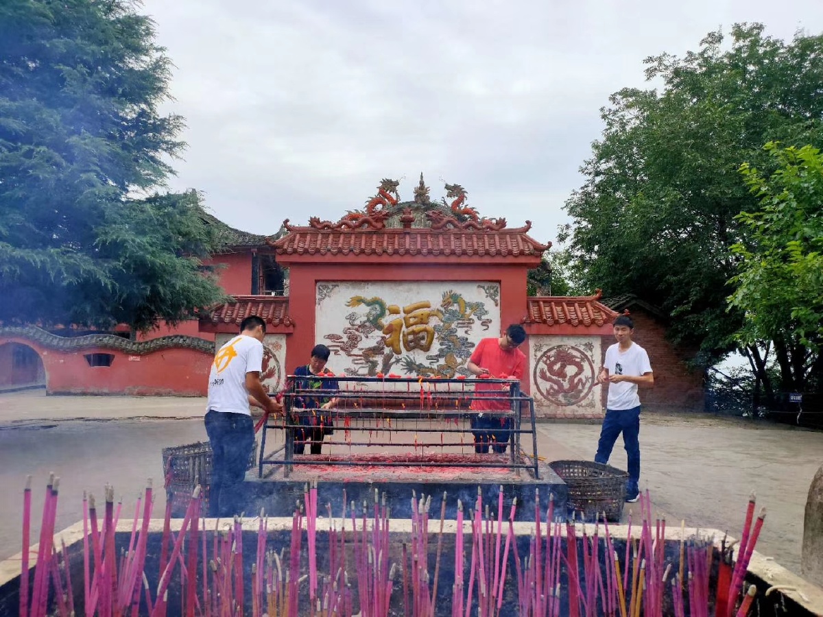 成都市龙泉驿区金龙寺里的年轻香客