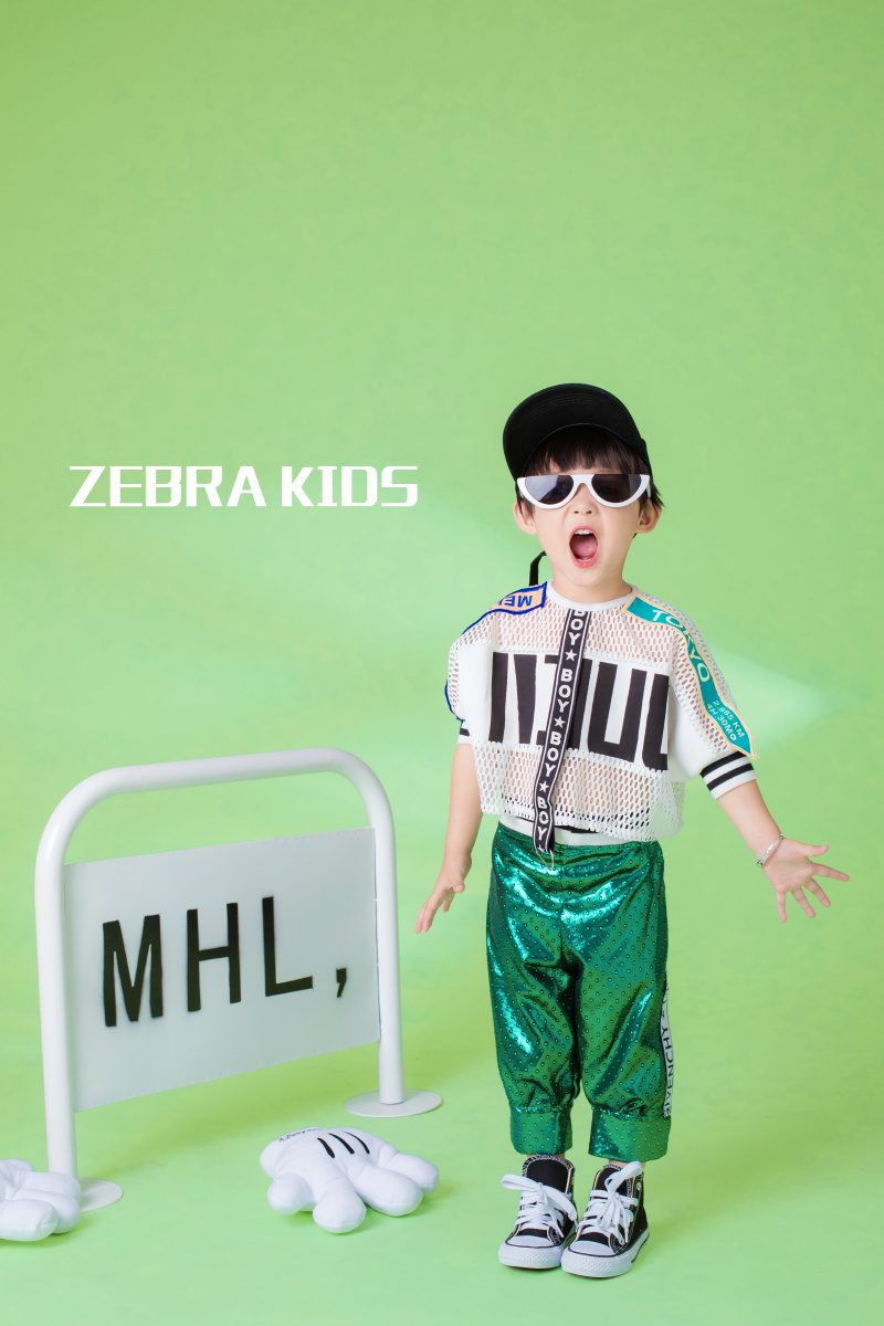 军绿色的童装,军绿色与民用服装搭配显年轻又时尚