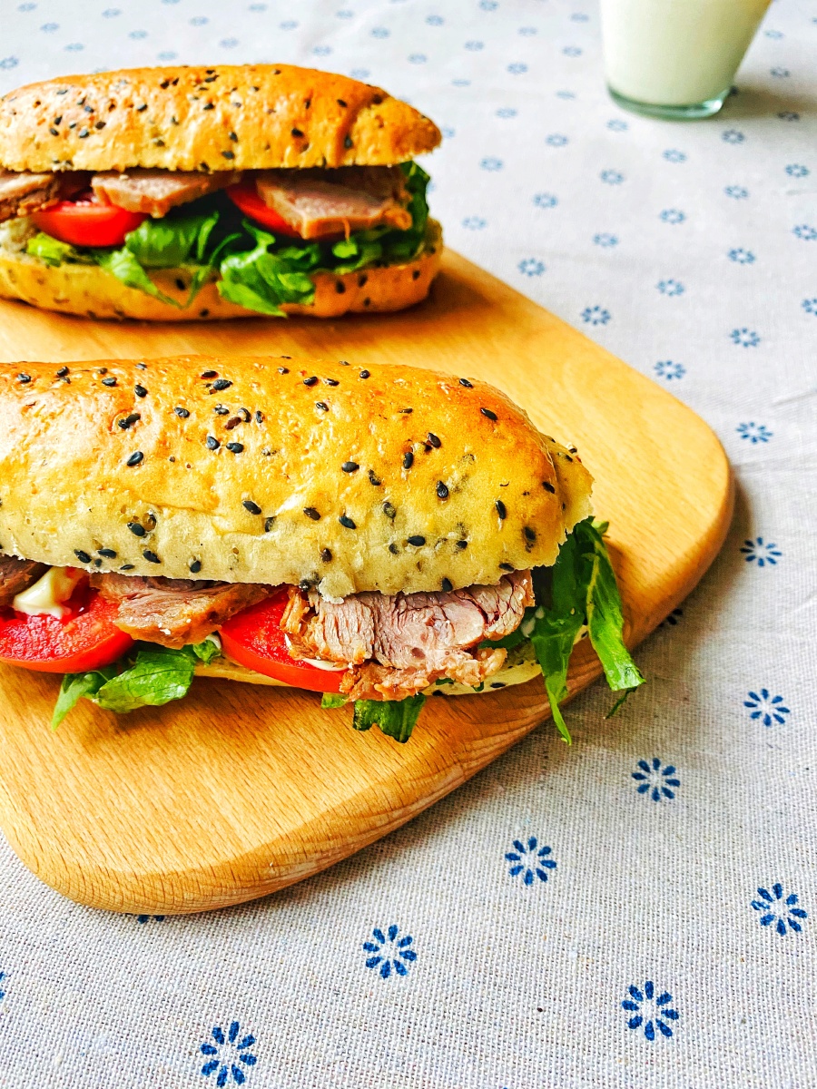 百味合美烤了燕麦黑芝麻热狗面包夹的是卤牛肉哇塞不一样的感觉浓浓的