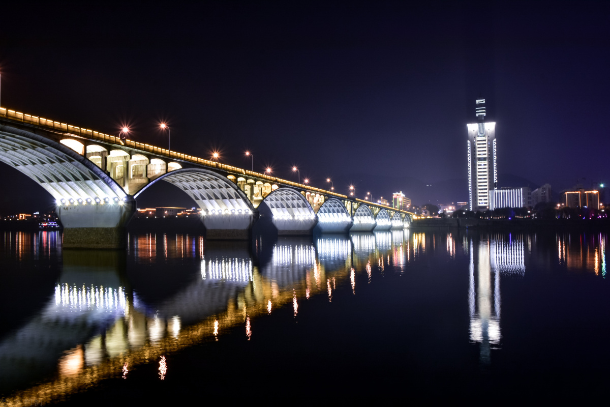 夜幕中的长沙湘江大桥