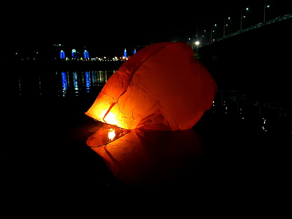 落在水里的孔明灯