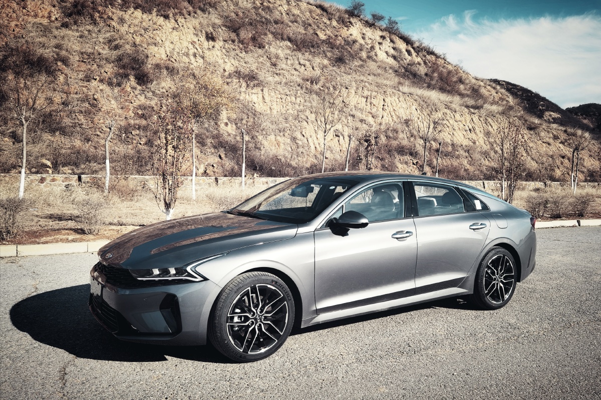 2020款起亚k5凯酷20t汽车