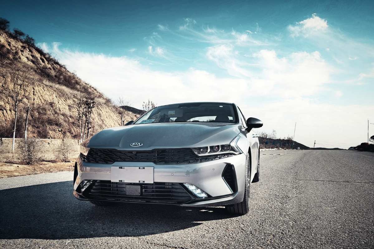 2020款起亚k5凯酷20t汽车