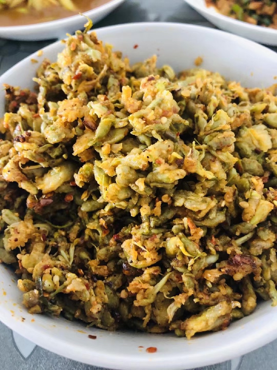 今天终于被我买到了今年第一次做槐花麦饭