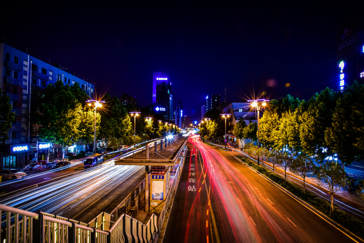合肥长江路的夜拍摄于合肥长江路安农大