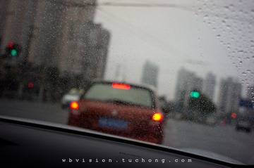 雨中行车