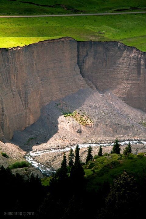 峡谷绿地<br />
从高处看过去，大地被整齐的切割出一个峡谷来，峡谷的悬臂上没有绿色的植物，是比较松软的石灰质砂石，不时的局部坍塌和划破留下了痕迹，一条从雪山上下来的溪流冰冷清澈的流入干枯的大地，水去了那里？