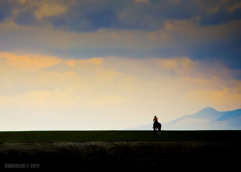 IMG_5618-马和人的原野<br />
独自一人的草原上，风雨刚刚过去，夕阳的余温蔓延在湖山中，人儿是否想起了归途，马儿是否还要撒欢，或许，，，，，，