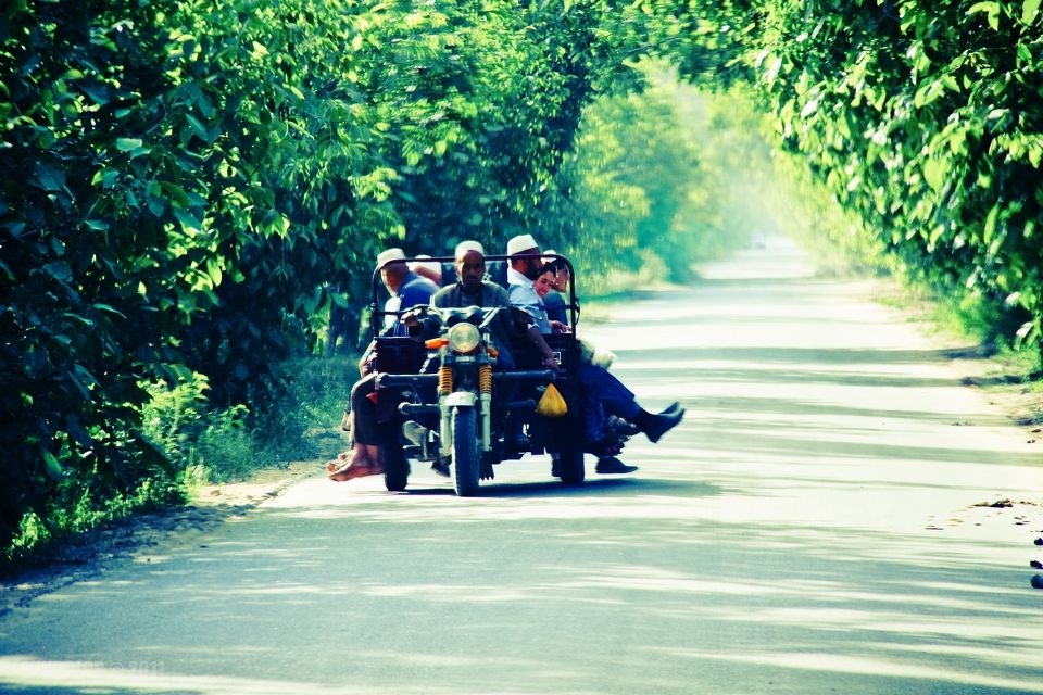 img_1207-简单的生活很快乐 br /> 傍晚回家的村民在快乐的乘着摩的