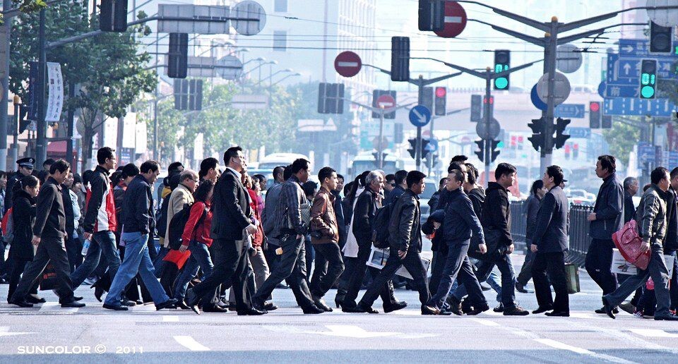 人类生活馆<br />
上海马路上奔赴战场的人们