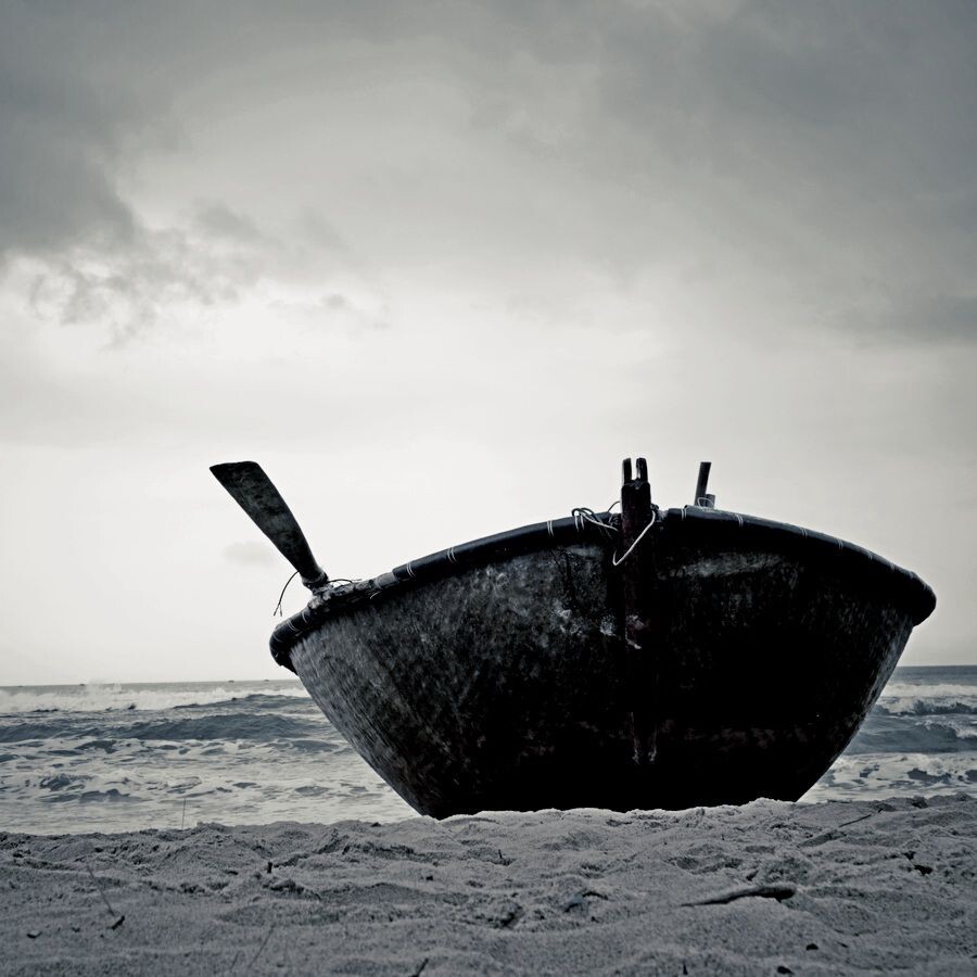 午后，多云的海边，小船在静静的等待着