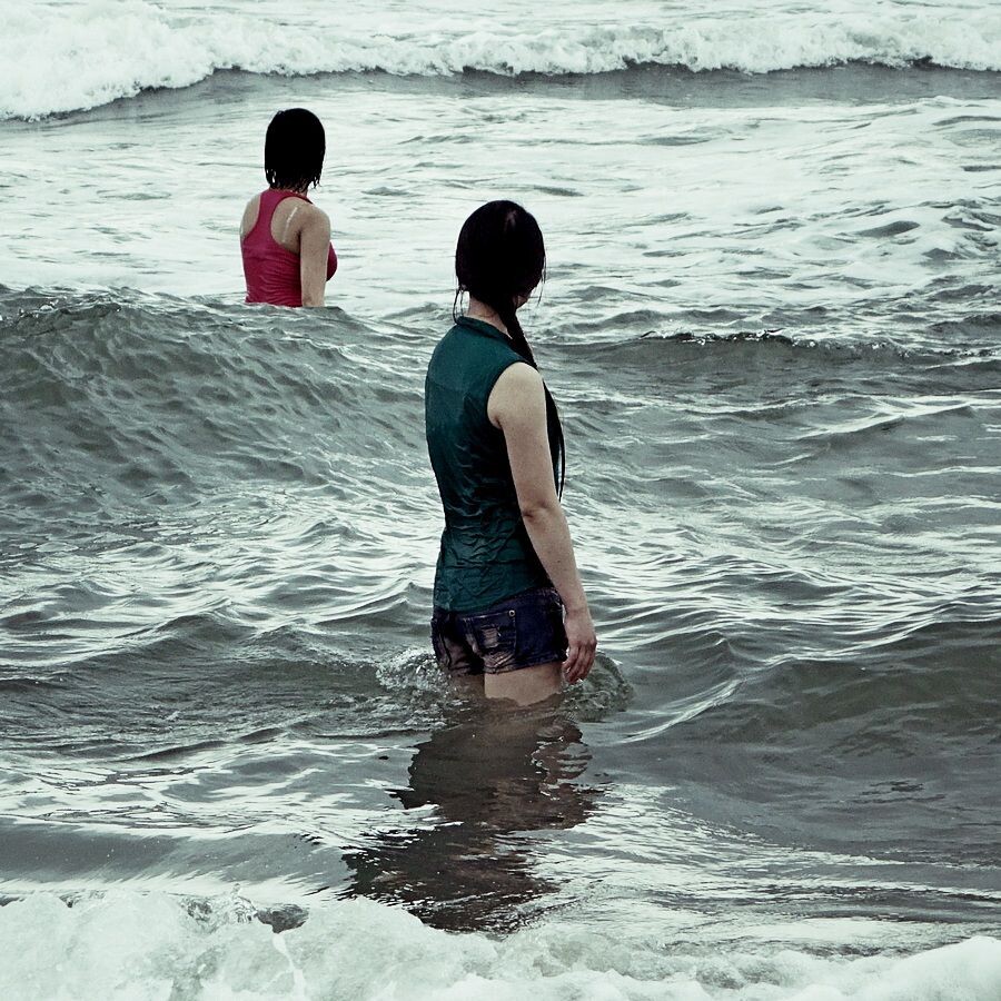 美女们不穿泳衣就下了水，望着远处的白浪在水里发呆。<br />
