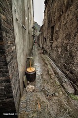 冷雨中的镇江老街-西津渡口弄堂口