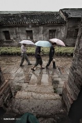 冷雨中的镇江老街-雨中行
