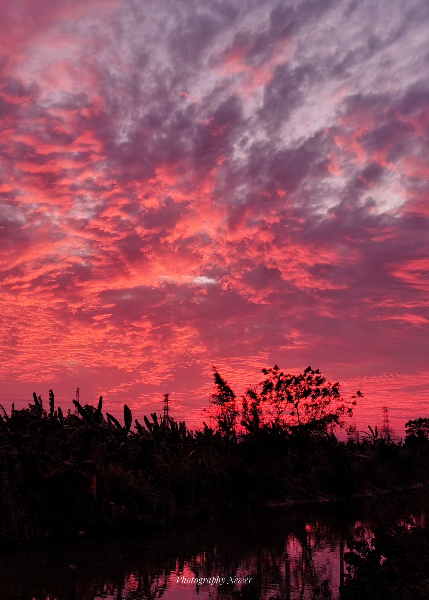 农村傍晚的火烧云晚霞