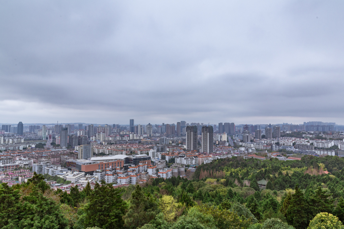 富乐山眺望绵阳市阴天下的城市也别有一番风味