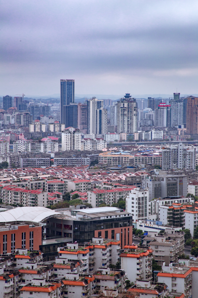 富乐山眺望绵阳市阴天下的城市也别有一番风味