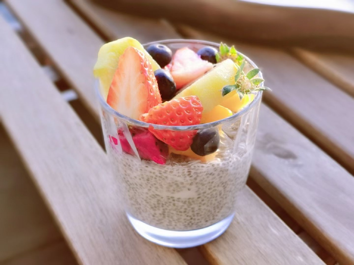 今天做了一份奇亚籽酸奶水果杯,好看吗?其实它也营养丰富.奇亚籽膳食