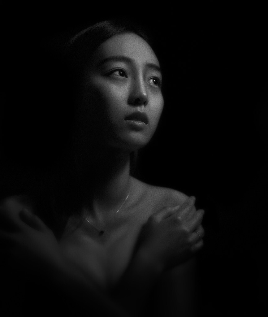 她说，混沌的生活总会有阴暗面；她说，她的眼睛里有光；她说，有光的地方，就会有希望。