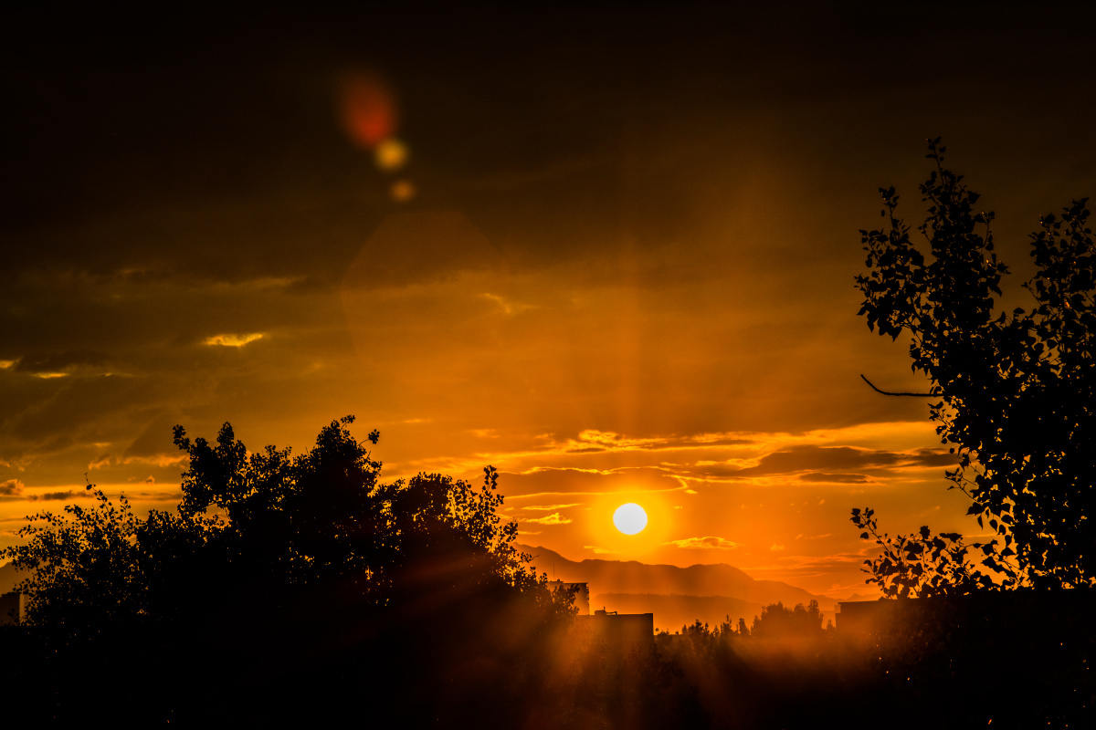 西去的太阳落日的瞬间