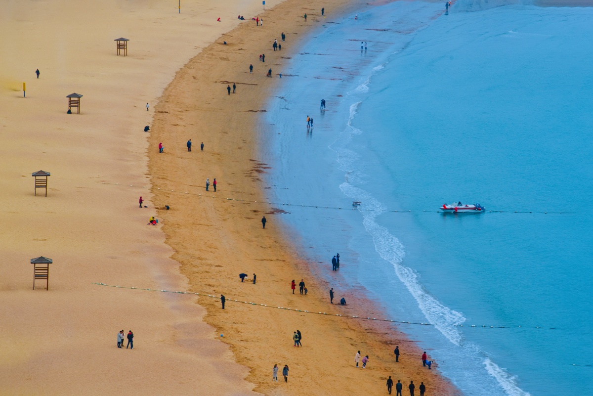黄色的沙滩蓝色的海洋魅力海滩