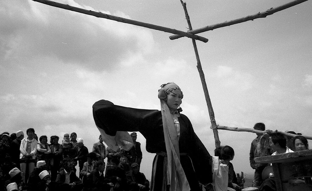11、搭起的几根木棍组成简陋的舞台,演员和观众近在咫尺(2007年延川柏叶沟)
