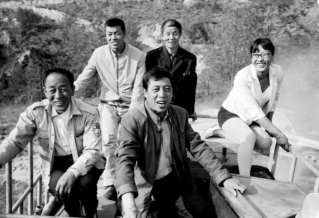 16、山里的道路狭窄、弯道多,加之道情团的条件都很拮据,因此演员们一般情况坐的都是稍大一点的农用三轮车。(2012年摄于绥德合龙山)