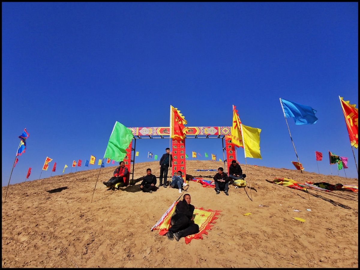 守护九曲场地的人陕北正月乡村的人们会转九曲祈福顺心活动正式开始前