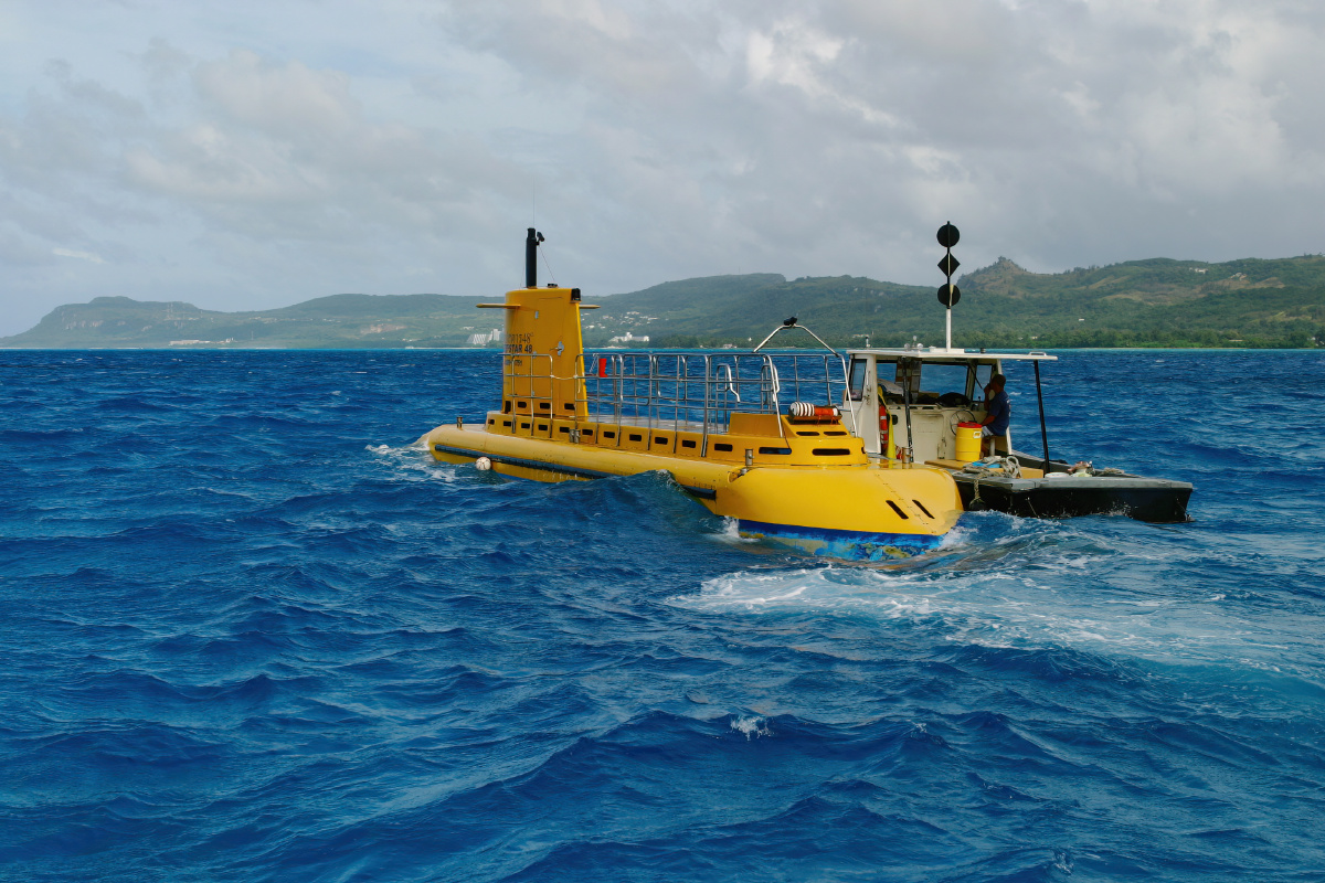 黄色的潜水艇旅游度假用