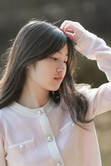 160437