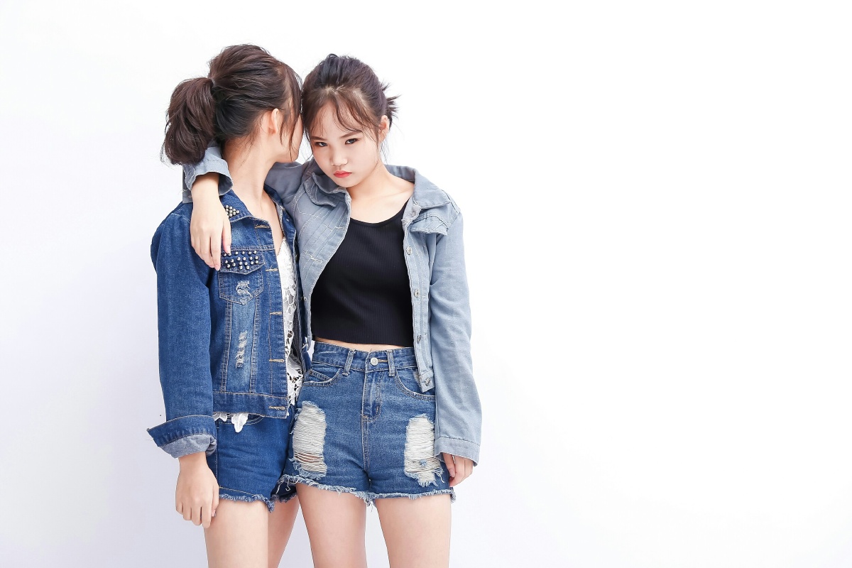 00后双胞胎姐妹