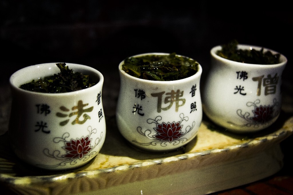 “三杯两盏淡茶，敬神明，扪心省己。”