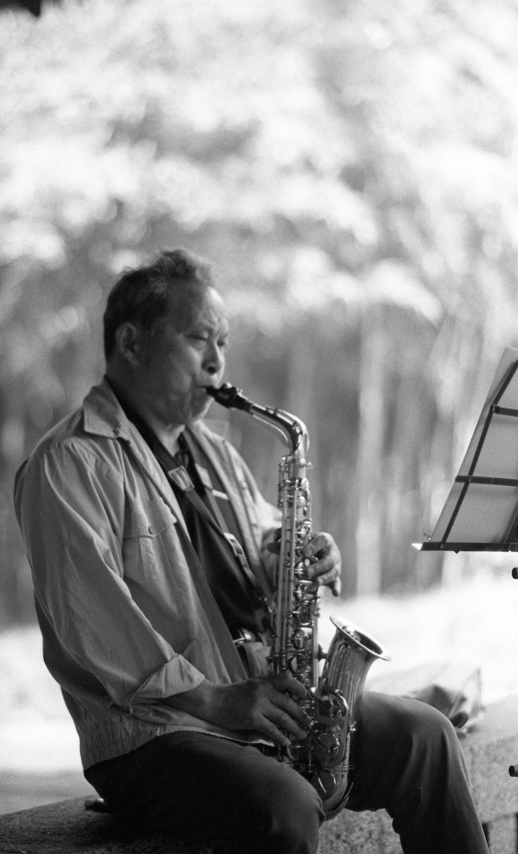 公园里吹萨克斯的老人