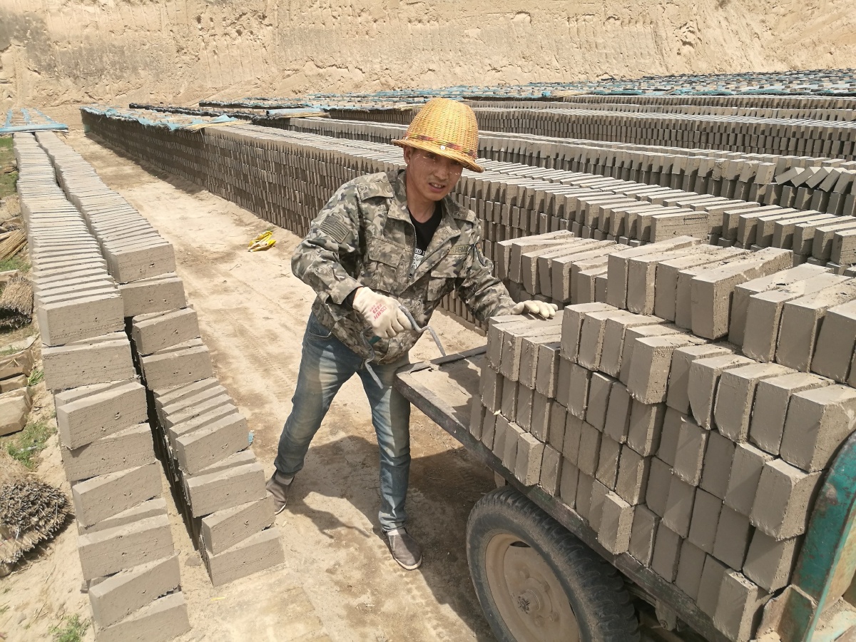 砖瓦窑的烧砖人