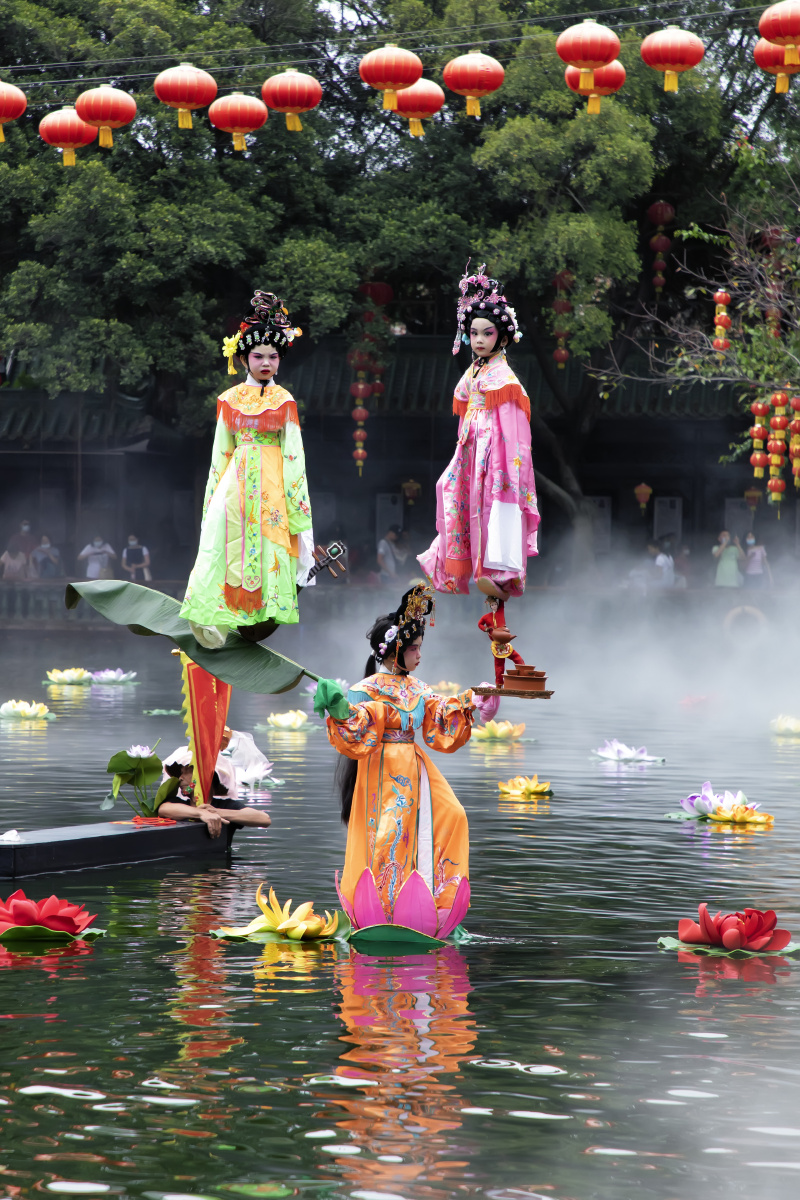 水上飘色是沙湾民间传统的表演艺术.2021年11月5日拍摄于广东番禺禺