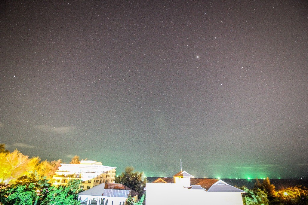 芭提雅的夜……远处就是海岸线,天上的星星依稀可见