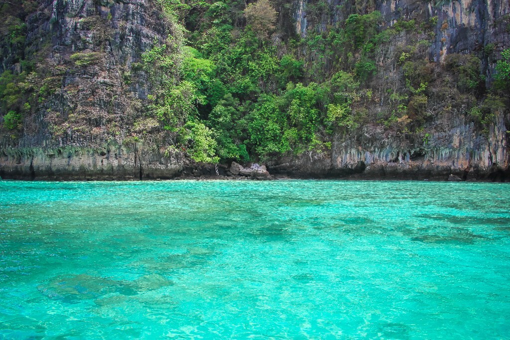 透蓝的海水