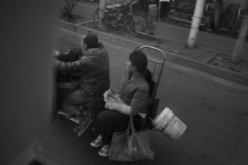 2057318