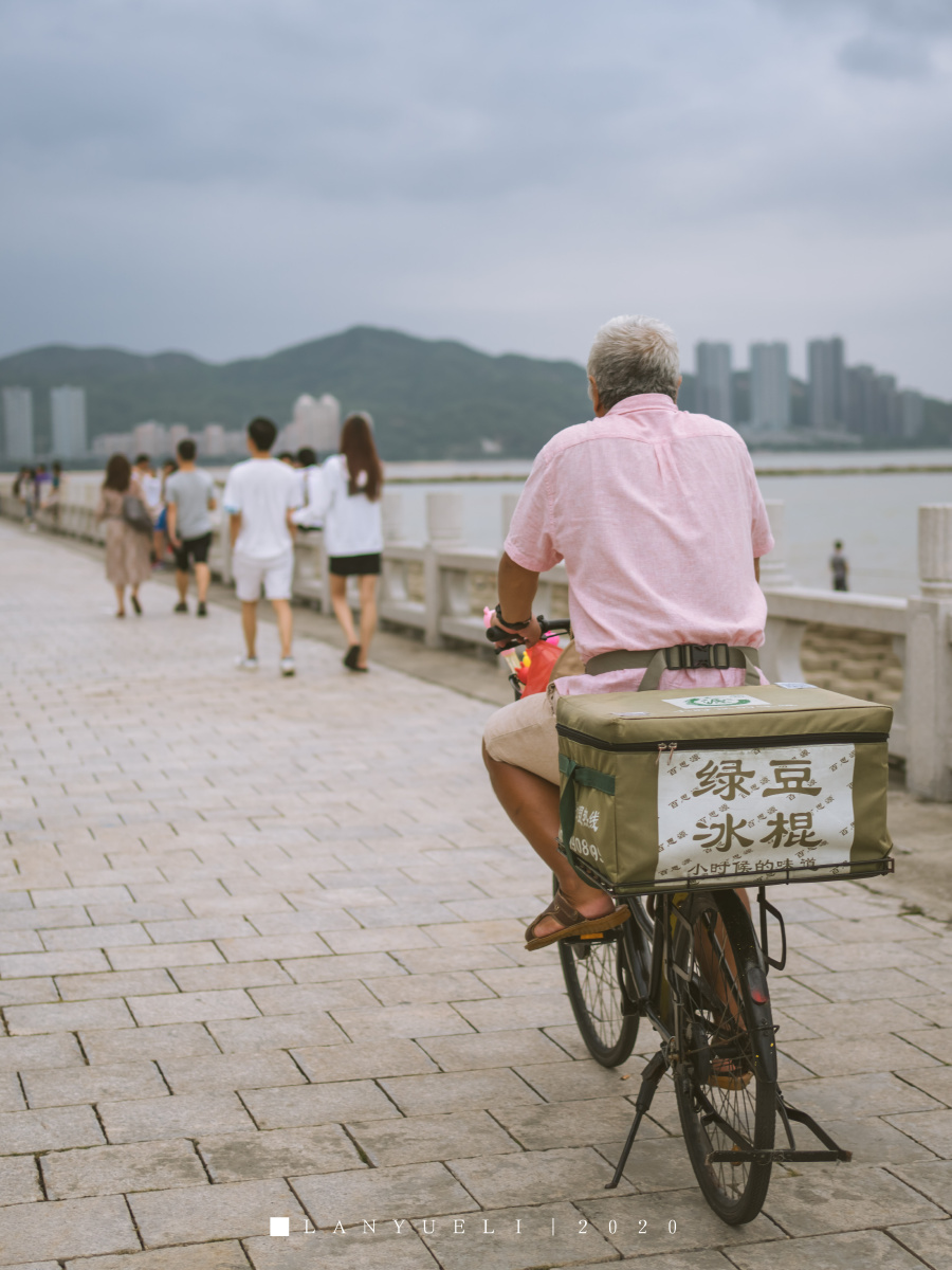 海边散步,看到老爷爷骑着自行车卖绿豆冰棍.