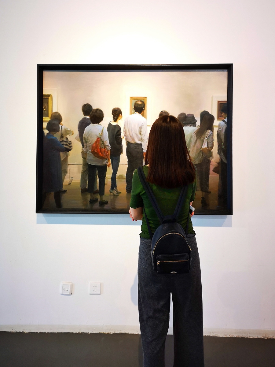 看画展的人